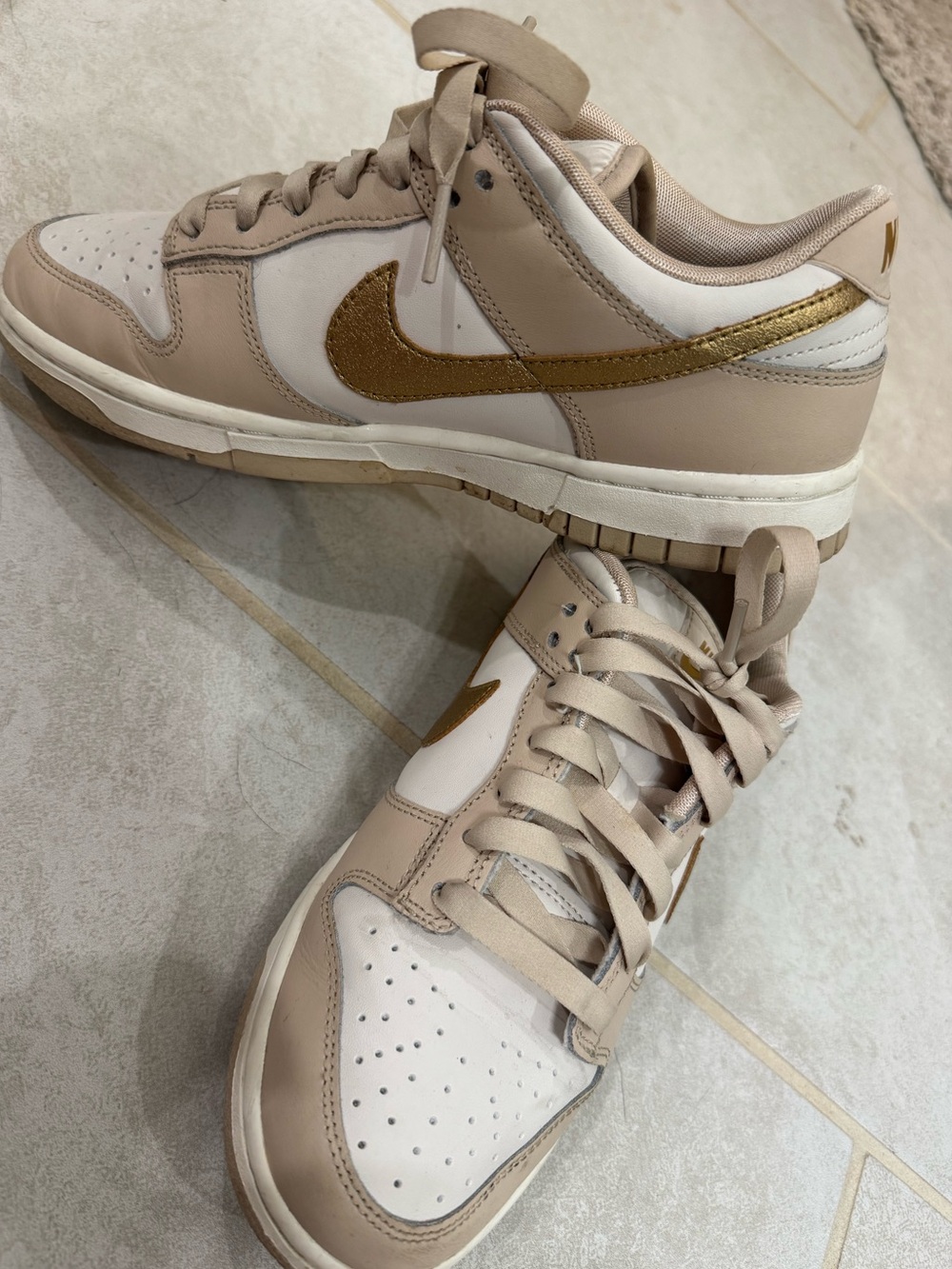 Nike Low-Top Sneakers in Beige, White and Gold